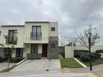 Casa en renta amueblada con 3 Hab, 3 Baños en Capital Sur, Queretaro, Mexico.
