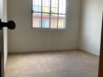 EXCELENTE CASA UNA CUADRA DE BOULEVARD AEROPUERTO 25 MINUTOS DE SANTA FE CERCA DE PLAZA SENDERO Y A 5 MINUTOS ESTACION DEL TREN METEPEC