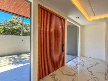 AYALA ALABANG VILLAGE MODERN HOUSE WITH ELEVATOR 1MILLION