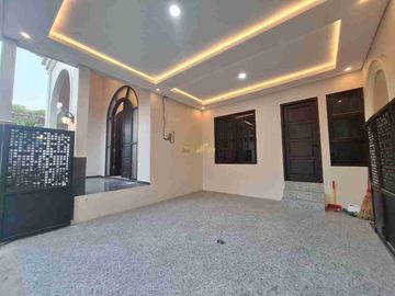 RUMAH MEWAH FULL FURNISHED DEKAT STADION MAGUWO