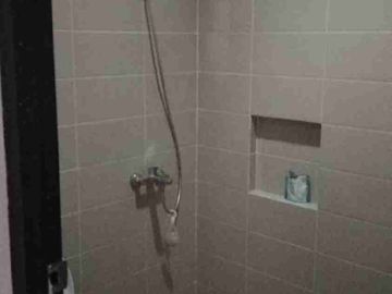 dijual atau disewakan rumah 2,5 lantai furnished di perum graha padma