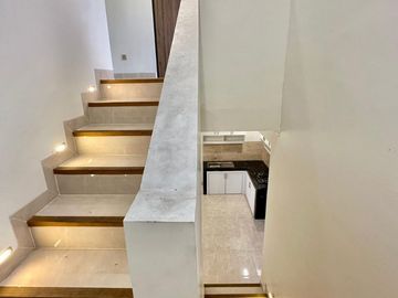 DIJUAL RUMAH 2 LANTAI CANTIK ACCOLA PARK (GL71)