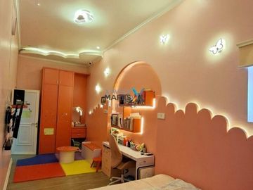 DIJUAL Baru Rumah Modern Classic 2Lt Full Furnish Ada Laundry Area Siap Huni Keamanan 24Jam Dekat Binus University dan RS Persada di Cluster Araya