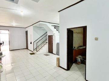 Dijual rumah 2 lantai di rungkut asri (MK)