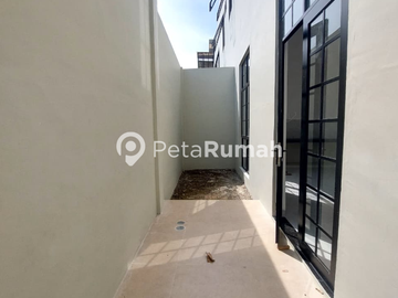 DISEWA VILLA JALAN STARBAN KOMPLEK JEWEL PARK POLONIA | DAERAH POLONIA (WENDY)