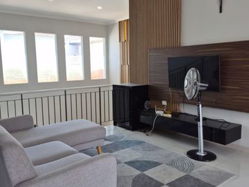 DISEWAKAN RUMAH MEWAH FULLY FURNISHED DI ALAM SUTERA CLUSTER ORLANDA