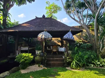 Turun Harga Tropical House Siap Huni gaya Bali dengan lokasi strategis Big garden dan Swimming Pool