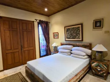 Turun Harga Tropical House Siap Huni gaya Bali dengan lokasi strategis Big garden dan Swimming Pool