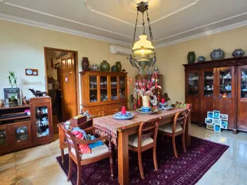 Turun Harga Tropical House Siap Huni gaya Bali dengan lokasi strategis Big garden dan Swimming Pool