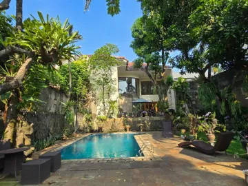 Turun Harga Tropical House Siap Huni gaya Bali dengan lokasi strategis Big garden dan Swimming Pool
