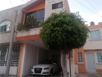 CASA EN VENTA EN CALLE CAPULA, FRACCIONAMIENTO FUENTES DEL CAMINO, PUEBLA