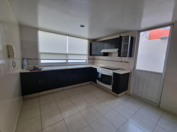 CASA EN VENTA EN CALLE VALLE DE LAS PALMAS, FRACC. LOMAS DEL VALLE, PUEBLA