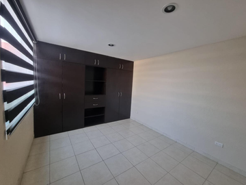 CASA EN VENTA EN CALLE VALLE DE LAS PALMAS, FRACC. LOMAS DEL VALLE, PUEBLA