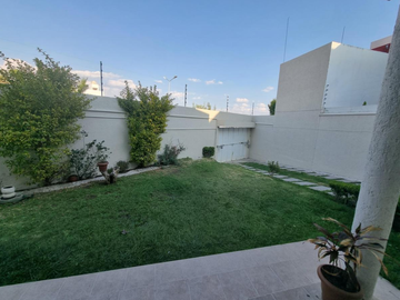 CASA EN VENTA EN CALLE VALLE DE LAS PALMAS, FRACC. LOMAS DEL VALLE, PUEBLA