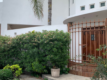 Casa en venta en Cima de las Cumbres, Monterrey | Esquina, 4 recámaras y fraccionamiento privado