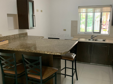 Casa en venta en Cima de las Cumbres, Monterrey | Esquina, 4 recámaras y fraccionamiento privado