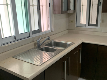 Casa en venta en Cima de las Cumbres, Monterrey | Esquina, 4 recámaras y fraccionamiento privado