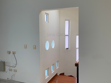 Casa en venta en Cima de las Cumbres, Monterrey | Esquina, 4 recámaras y fraccionamiento privado