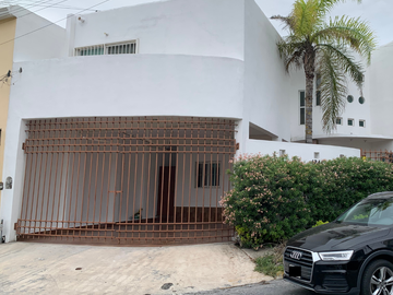 Casa en venta en Cima de las Cumbres, Monterrey | Esquina, 4 recámaras y fraccionamiento privado