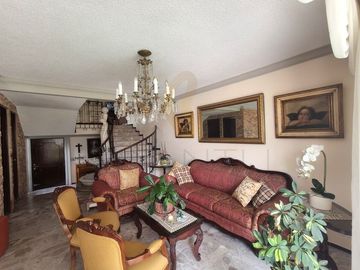 CASA DE 3 NIVELES EN VENTA EN FRACCIONAMIENTO CAMPO REAL EN ZAPOPAN