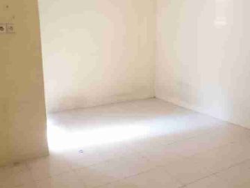 DISEWA MURAH MINIMAL 2 TAHUN RUMAH 2 LANTAI KAMAR ADA 3 SIAP HUNI BEBAS BANJIR DI TAMAN SURYA 5