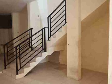 DISEWA MURAH MINIMAL 2 TAHUN RUMAH 2 LANTAI KAMAR ADA 3 SIAP HUNI BEBAS BANJIR DI TAMAN SURYA 5