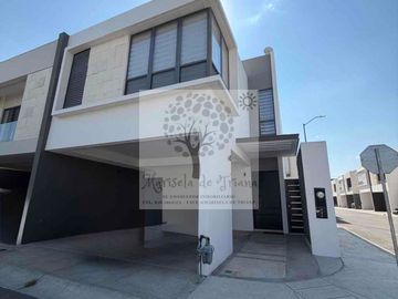 RENTA FRACC. ABITALIA RESIDENCIAL AMUEBLADA CON PANELES SOLARES