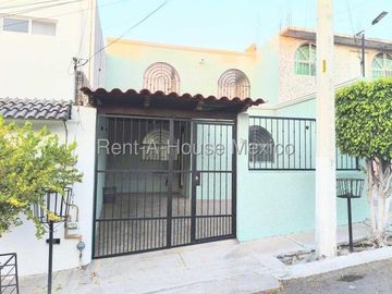 Los Olvera - VENTA. Casa en calle abierta con 3 recámaras y área de TV