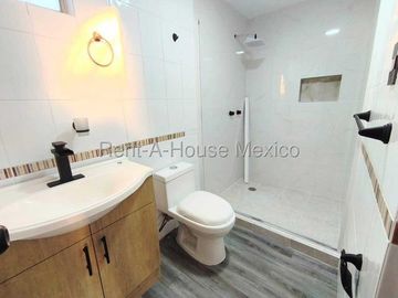 Los Olvera - VENTA. Casa en calle abierta con 3 recámaras y área de TV