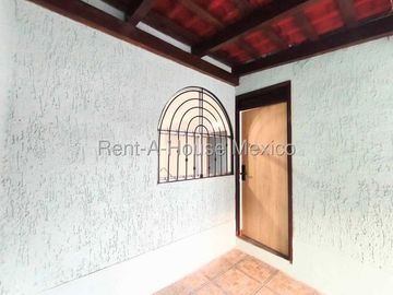 Los Olvera - VENTA. Casa en calle abierta con 3 recámaras y área de TV