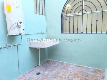 Los Olvera - VENTA. Casa en calle abierta con 3 recámaras y área de TV