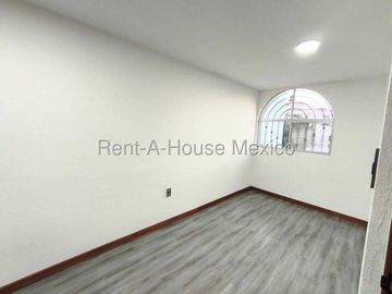 Los Olvera - VENTA. Casa en calle abierta con 3 recámaras y área de TV