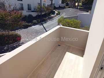 Casa con roof garden, cuarto de servicio, sala de TV, 3 recámaras. VENTA - Zibatá