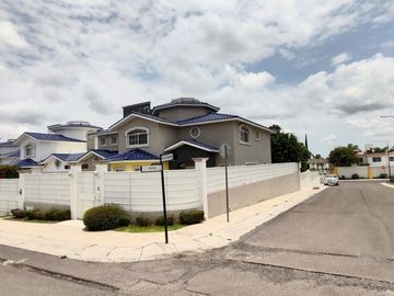 CASA EN VENTA EN JURIQUILLA QUERETARO SALA DE TV 3 RECAMARAS Y A PASOS DE UVM