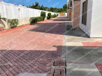 SE RENTA CASA AMPLIA DE 3 NIVELES CON JACUZZI, 3 RECÁMARAS , ALBERCA COMÚN . UBICADA EN ALAMOS1