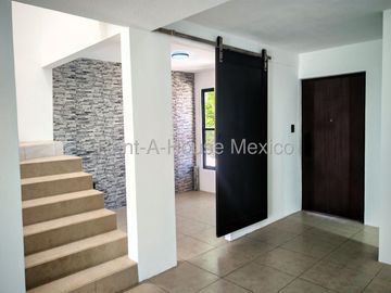 CASA EN VENTA ZIBATA, REMODELADA 3 RECAMARAS, 3 BAÑOS.