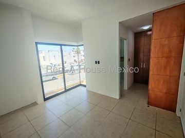 CASA EN VENTA ZIBATA, REMODELADA 3 RECAMARAS, 3 BAÑOS.