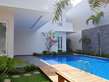 Dijual Rumah Mewah Luas Dengan Private Swimming Pool di Villa Cibubur