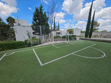 RENTA CASA MILENIO, LUCEPOLI, ESQUINA, 3 RECAMARAS, 3 BAÑOS.
