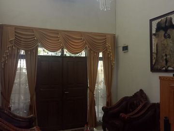 Di Jual Rumah hunian berukuran besar, kokoh, dan siap huni di kawasan strategis Duri Kepa, Jakarta Barat