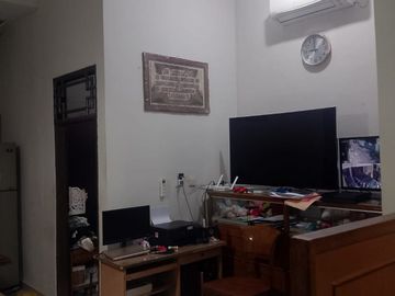 Di Jual Rumah hunian berukuran besar, kokoh, dan siap huni di kawasan strategis Duri Kepa, Jakarta Barat