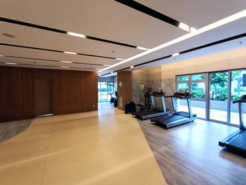 FOR LEASE: 1BR Condo with Balcony & Parking in Park Triangle Residences, BGC – Php 75,000/Month 🏙️