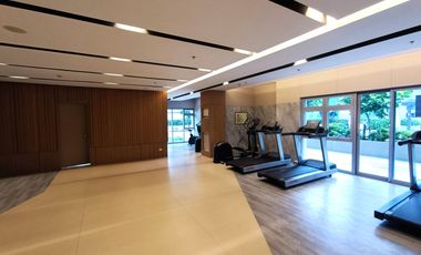 FOR LEASE: 1BR Condo with Balcony & Parking in Park Triangle Residences, BGC – Php 75,000/Month 🏙️