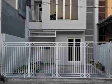 Disewakan  Rumah bisa Untuk Kantor Bumi Marina Emas. Bagus. Parkir Mobil Lega Jalan Kembar.