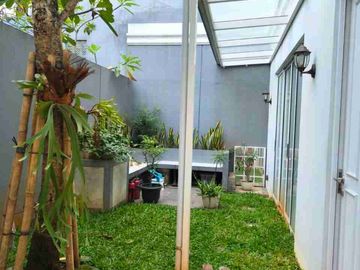 Rumah Cantik ada Taman di Pinewood Banjar Wijaya Tangerang