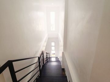 Corner House and Lot for Sale in Talon Singko Las Pinas with Roofdeck-MD