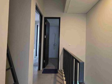 Rumah dengan Attic Dijual dekat mall Eastvara BSD City