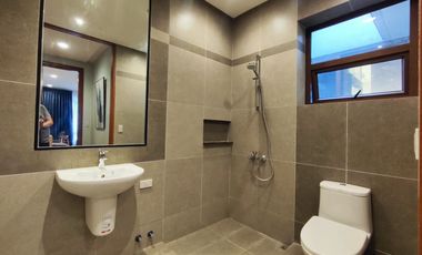 For Sale 4 Bedrooms 4 Storey Luxury Townhouse in Quiapo Manila with 24/7 Security and Swimming Pool-JV2