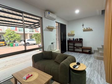 Disewakan rumah pik 2 tahap 2 full renov design inter lantai granit tinggal bawa koper siap huni