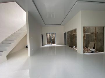 dijual rumah sudah siap huni lokasi strategis type 185/150 2lantai 4 kamar tidur dan 5 kamar mandi